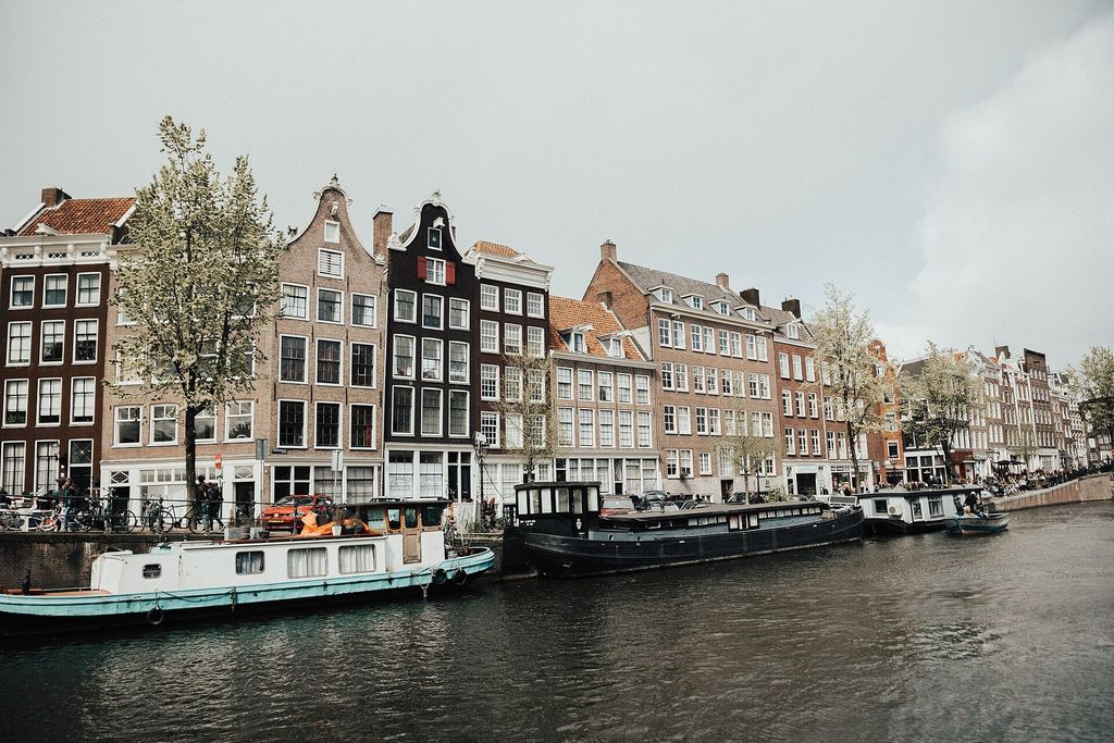Ámsterdam: Casas junto a un canal de Ámsterdam