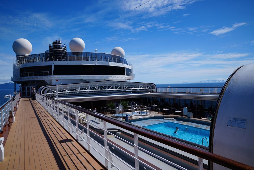Nieuw Amsterdam: The pool deck with the retractable roof open (2022)