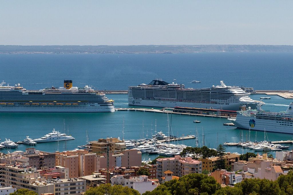 Palma de Mallorca: Cruise ships in the bay of Palma