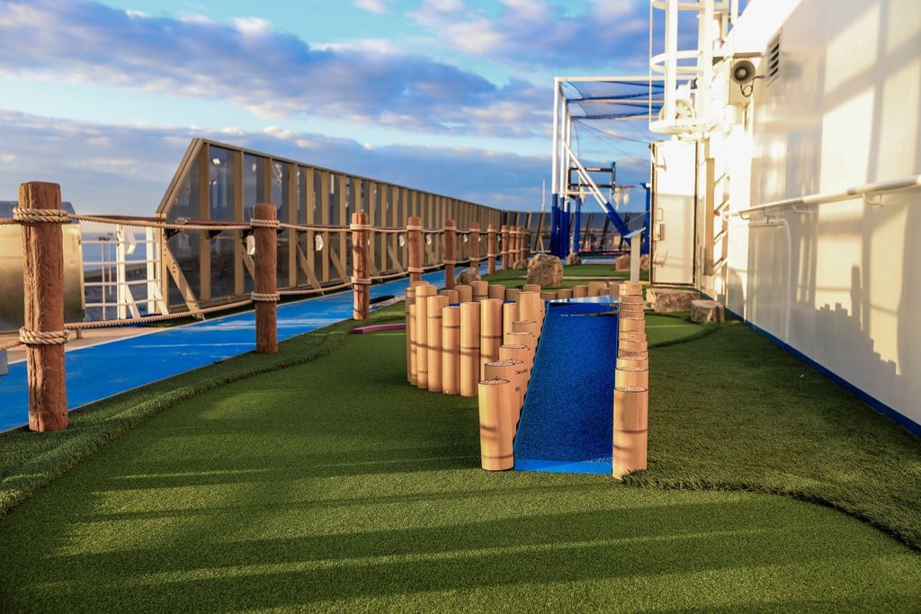 Carnival Spirit: Campo de minigolf
