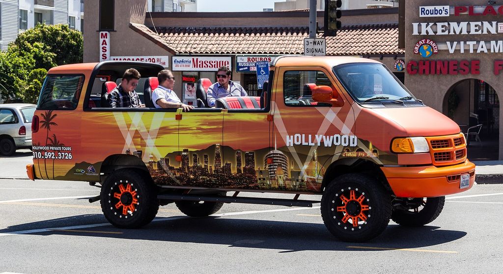 Paseo de la Fama de Hollywood: Una furgoneta turística en Hollywood Boulevard