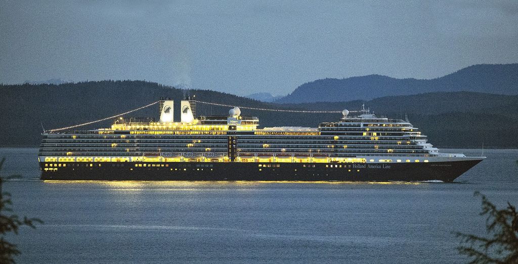 Nieuw Amsterdam: Nieuw Amsterdam in Alaska at night (2024)