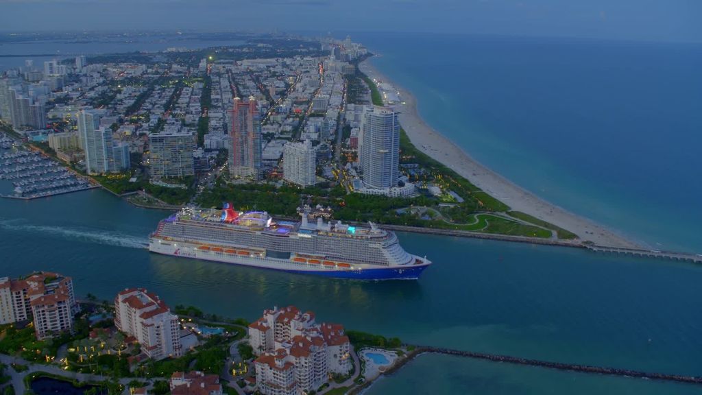 Carnival Celebration: El Carnival Celebration frente a Miami
