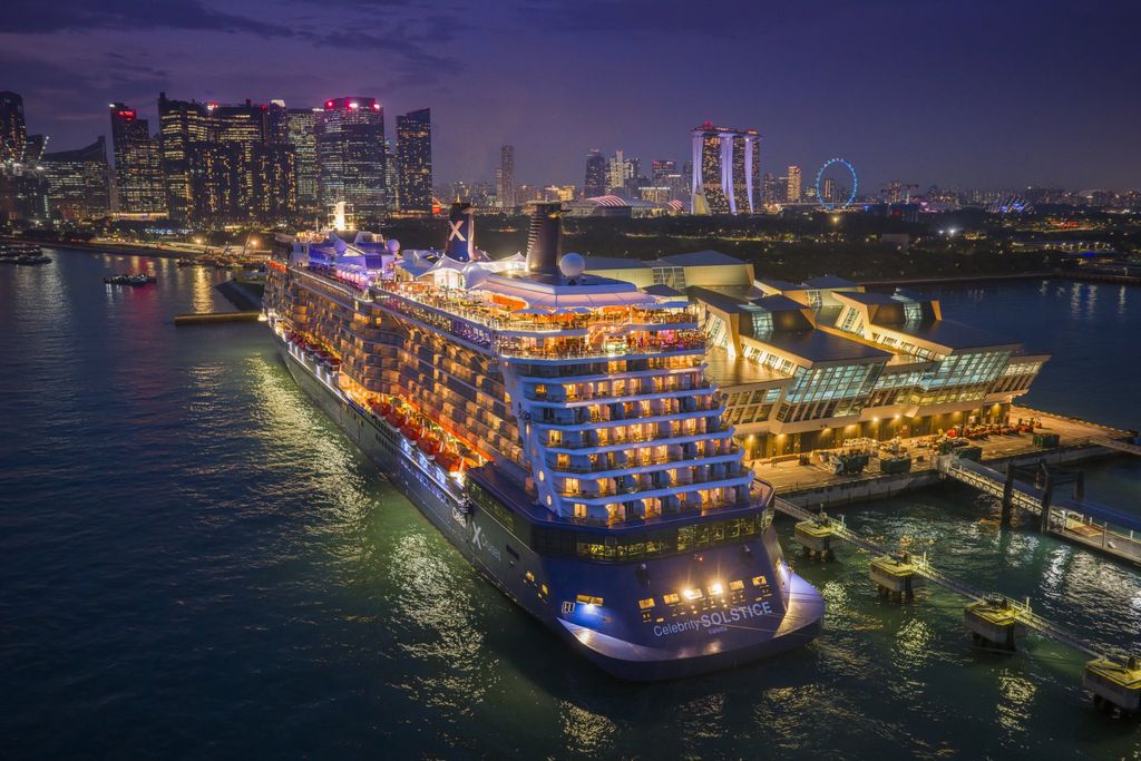 Celebrity Solstice: El Celebrity Solstice en Singapur de noche