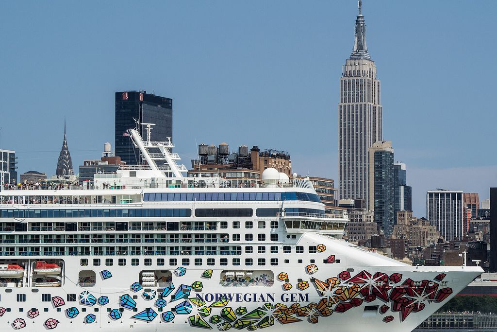 New York: A cruise ship on the Hudson River in Manhattan