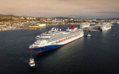 El Carnival Freedom con su nueva chimenea saliendo del astillero de Marsella, Francia