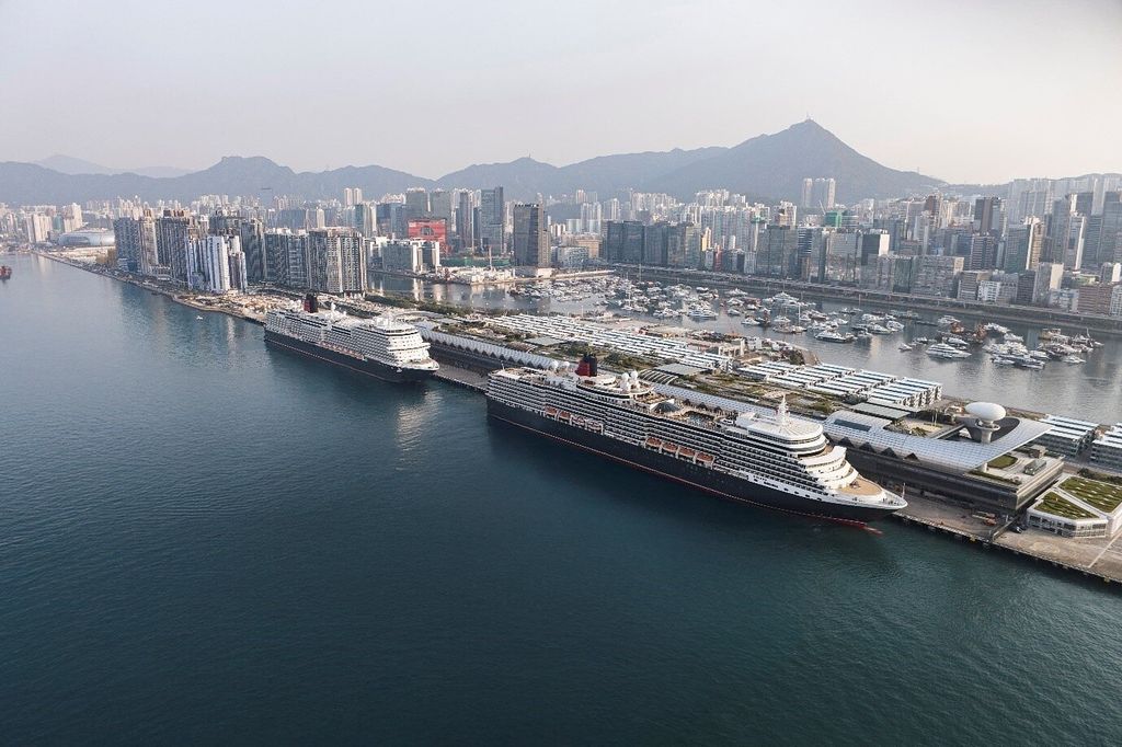 Queen Anne: El Queen Elizabeth y el Queen Anne juntos en Hong Kong (2025)