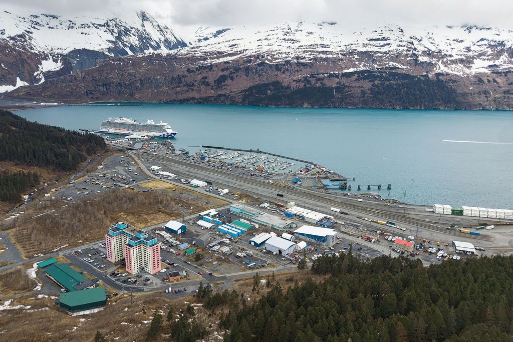 Anchorage (Whittier): Whittier and its port from above