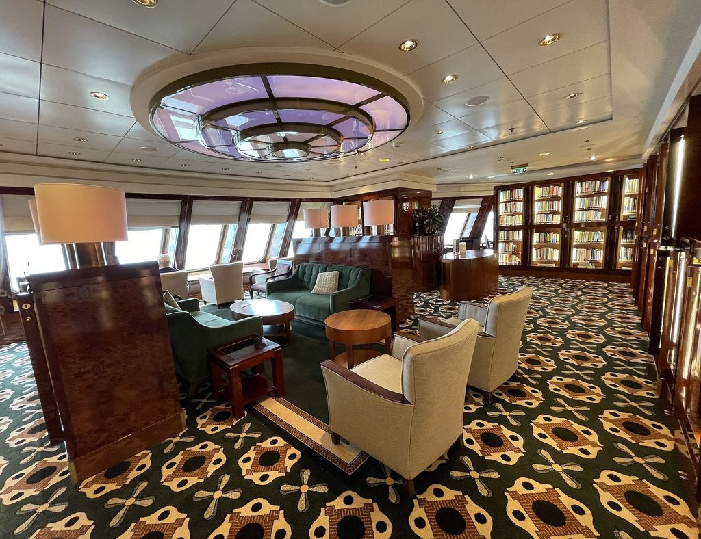 Queen Mary 2: La biblioteca, con zona de lectura sobre la proa (2022)