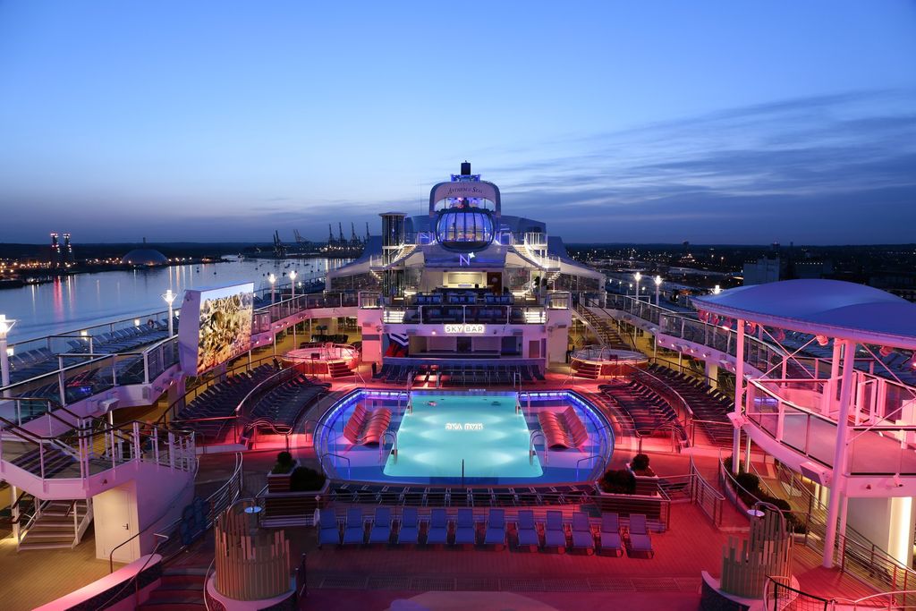 Anthem of the Seas: Cubierta de piscinas al atardecer