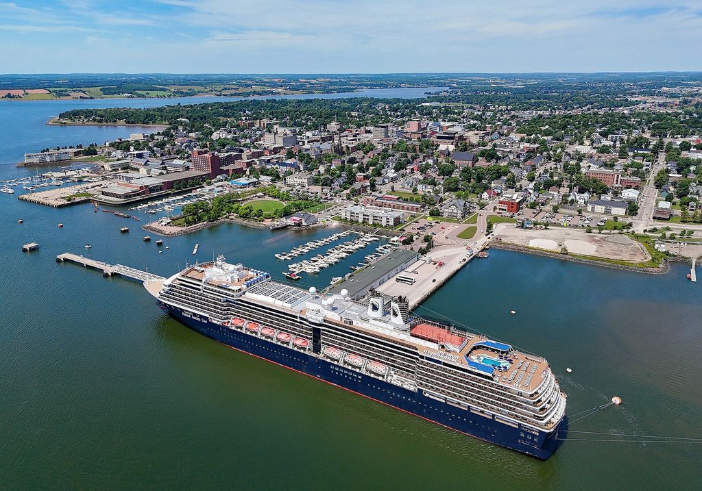 Zuiderdam: Zuiderdam in Charlottetown, Prince Edward Island (2025)