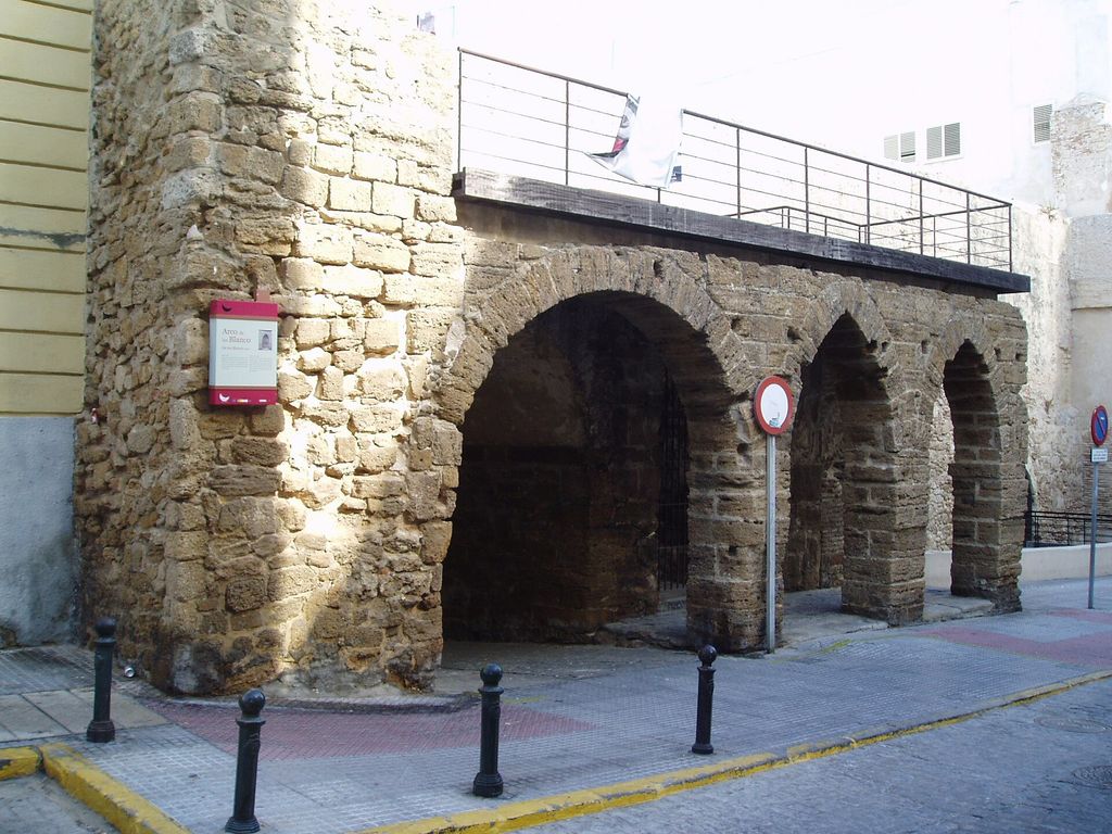 Teatro romano: El Arco de los Blancos, puerta del Pópulo