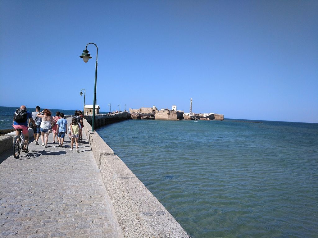 Playa de la Caleta y Castillo de Santa Catalina: El paseo hacia el castillo de San Sebastián