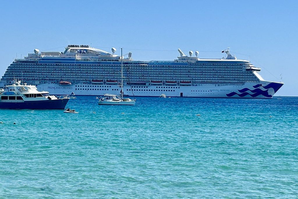 Cabo San Lucas: Un barco fondeado frente a la playa de El Médano