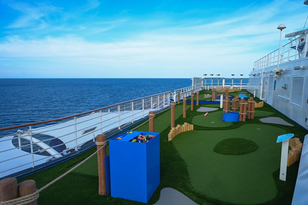 Carnival Splendor: Campo de minigolf