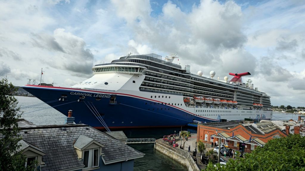 Carnival Legend: El Carnival Legend atracado en Cobh (Irlanda)