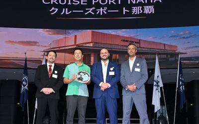 Ceremonia de inicio de obras de la nueva terminal Cruise Port Naha, en Okinawa, con una imagen del futuro edificio