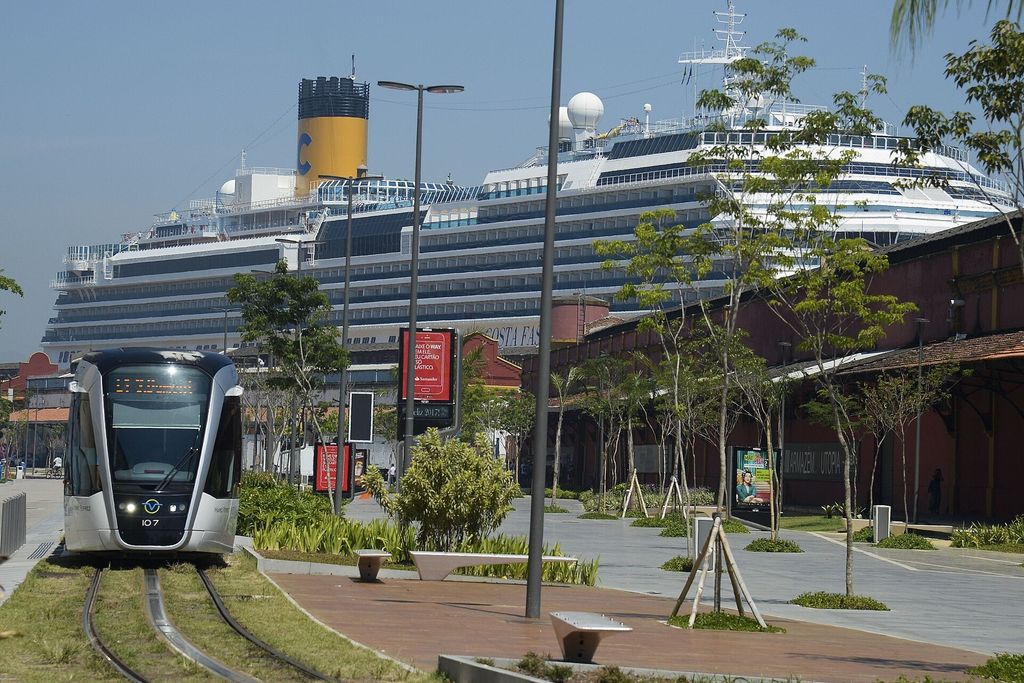 Río de Janeiro: Un crucero en el Píer Mauá, con el tranvía VLT delante